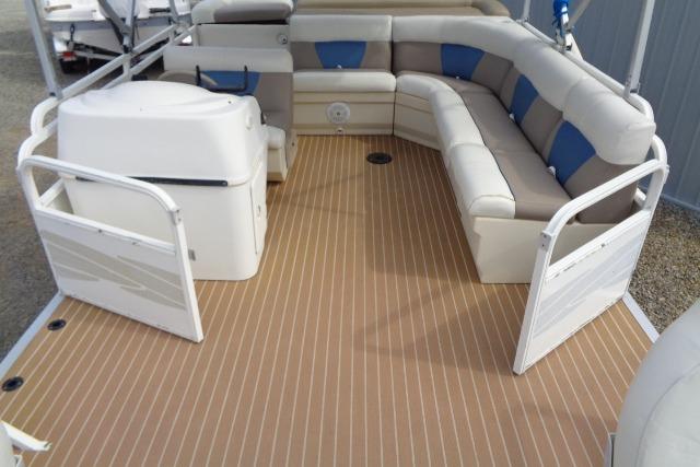 2008 Bentley Pontoons 200 CRUISE with spacious seating and wood-patterned deck.