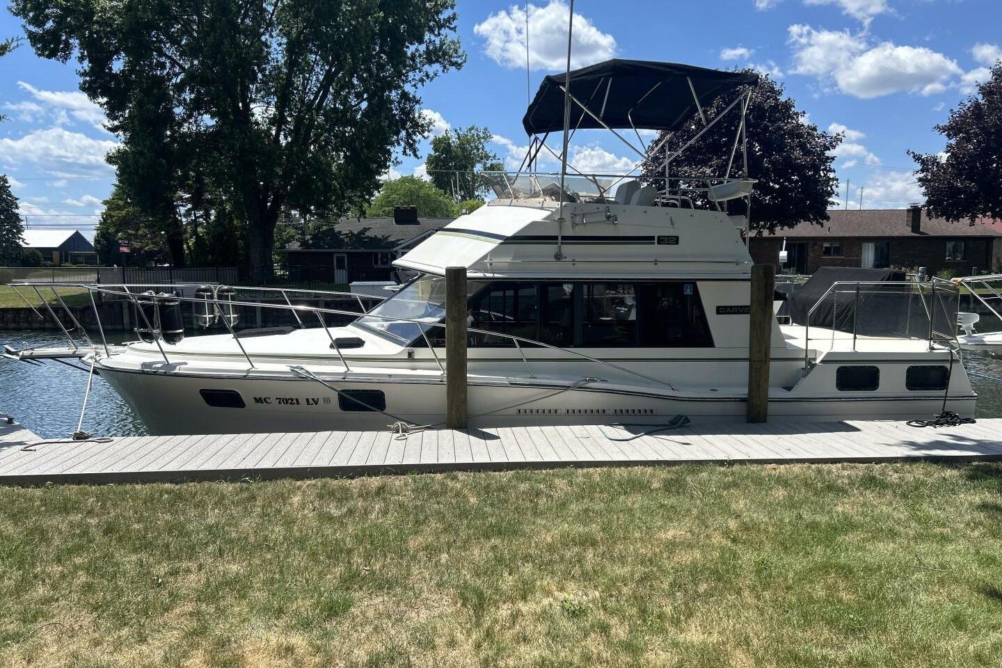 1985 Carver 3207 Aft Cabin Motor Yacht