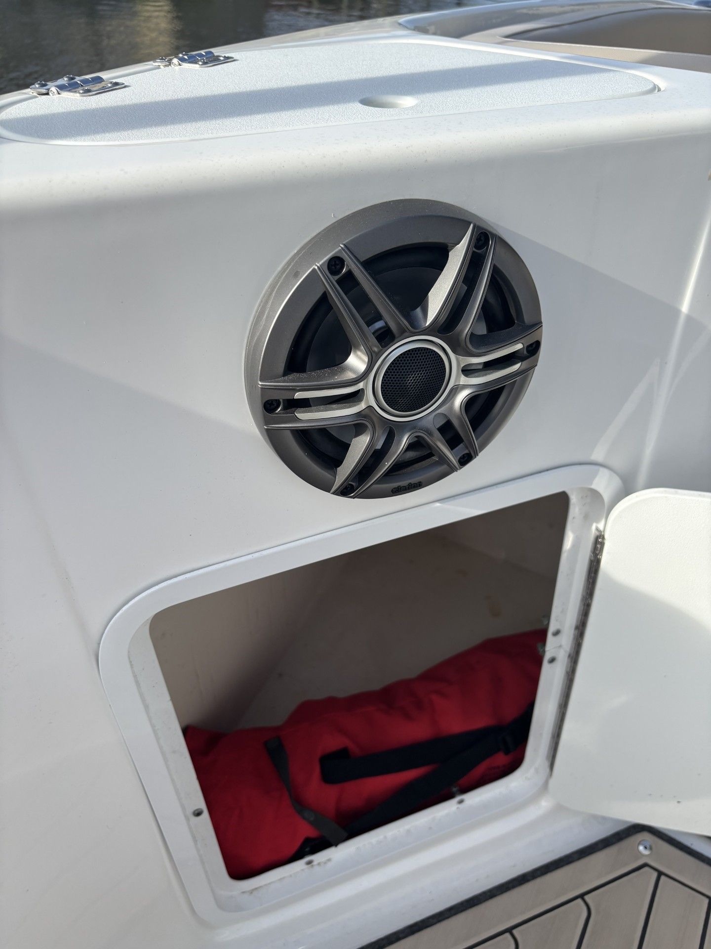 2025 Hurricane SunDeck Sport 231 OB - 13