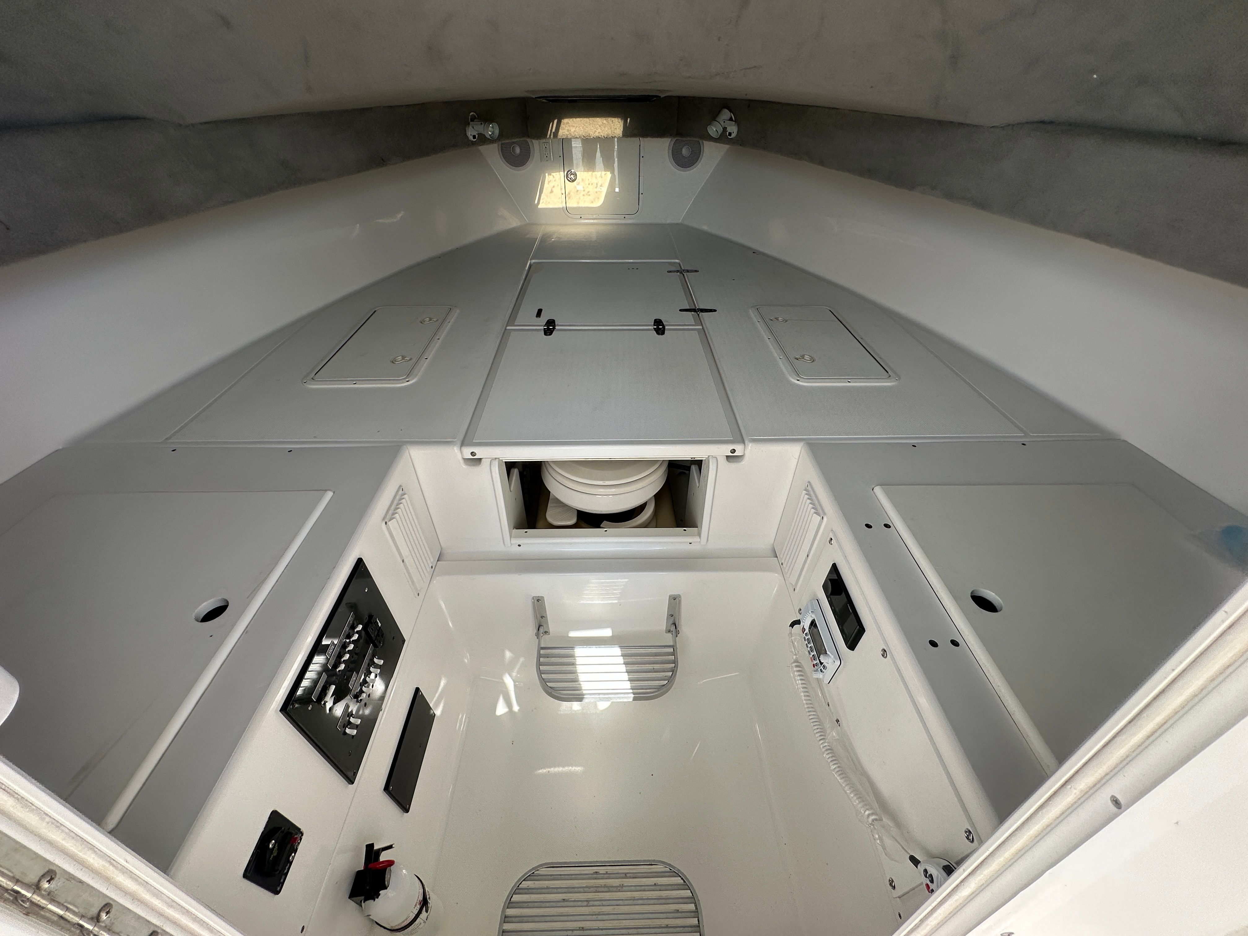 2005 Ocean Master 31 EXPRESS SPORT CABIN - 31