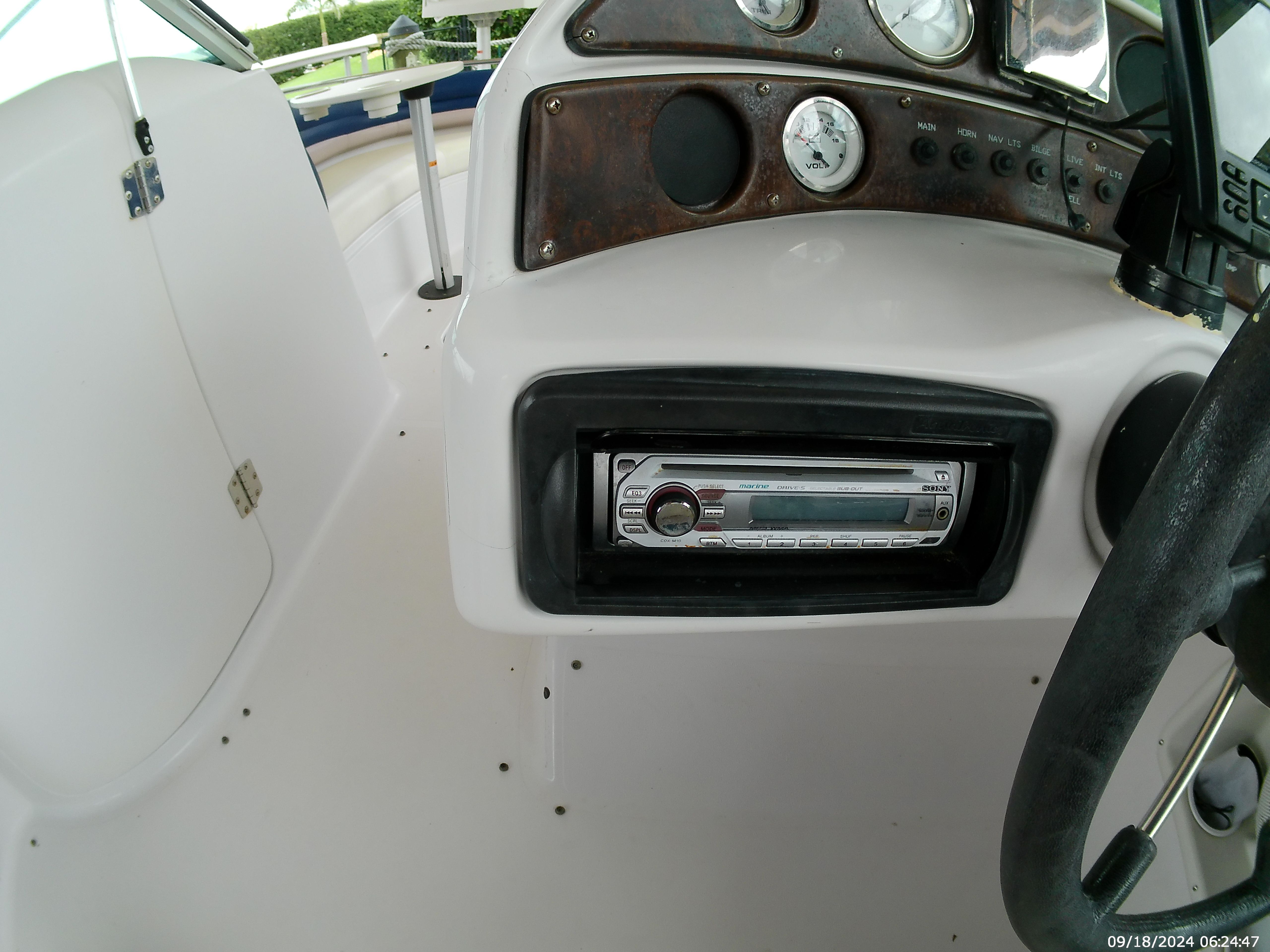 2000 Godfrey / Hurricane Sundeck 237 I/O - 17