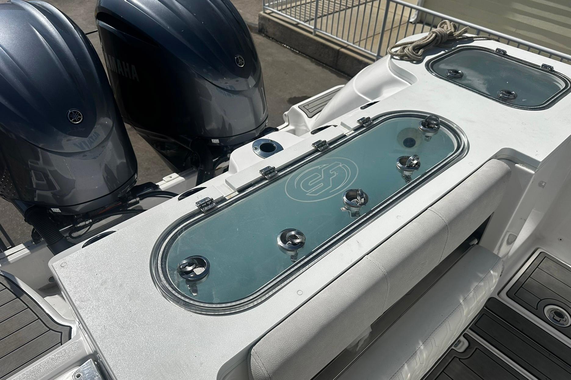 Sea Fox 228 Commander 2002 boat with dual Yamaha engines and livewell.