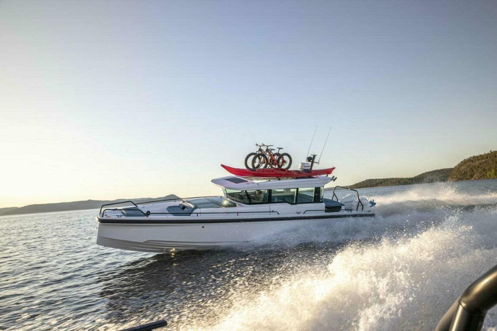 2024 Axopar 37XC CROSS CABIN - Image 8
