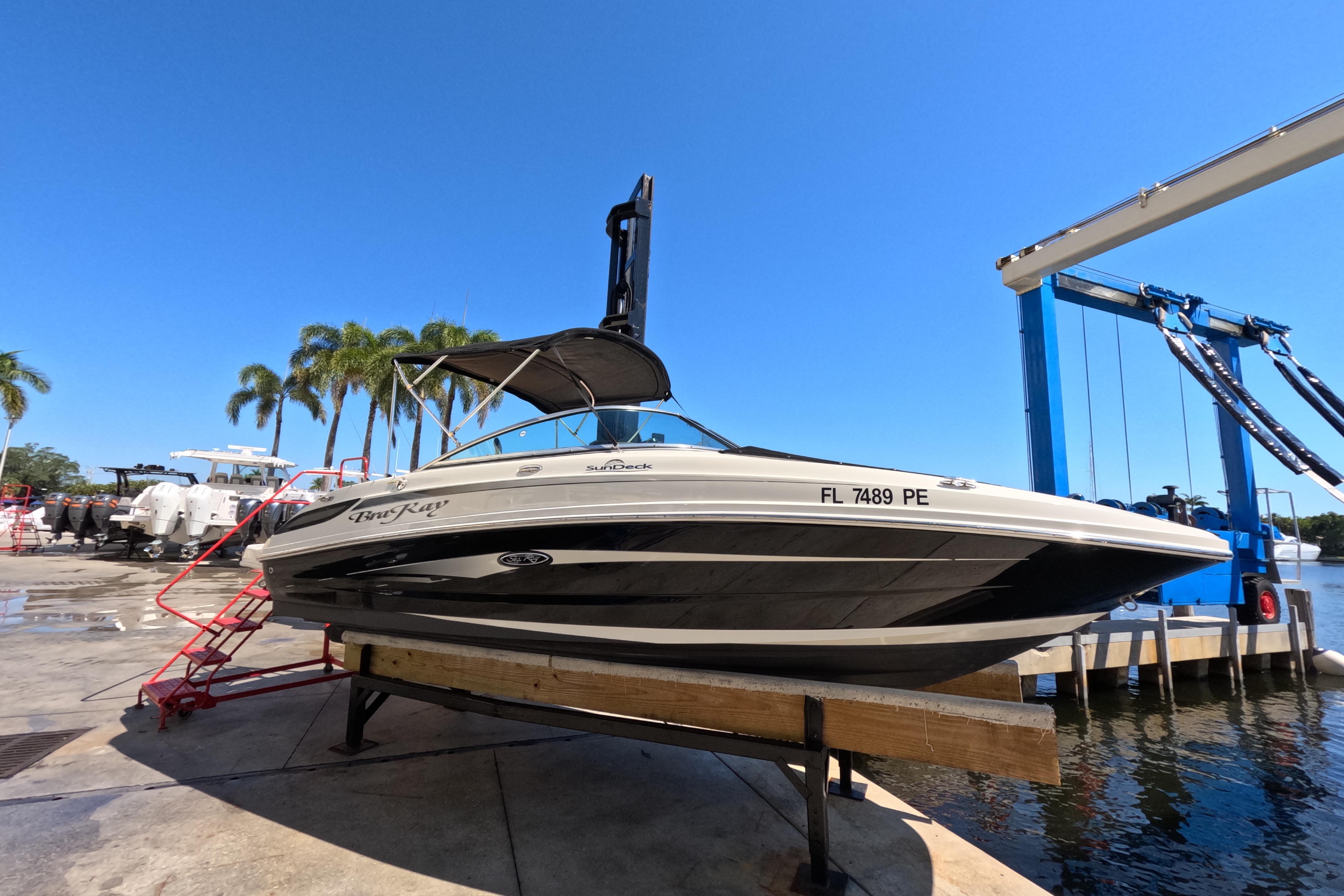 2011 Sea Ray 220 Sundeck