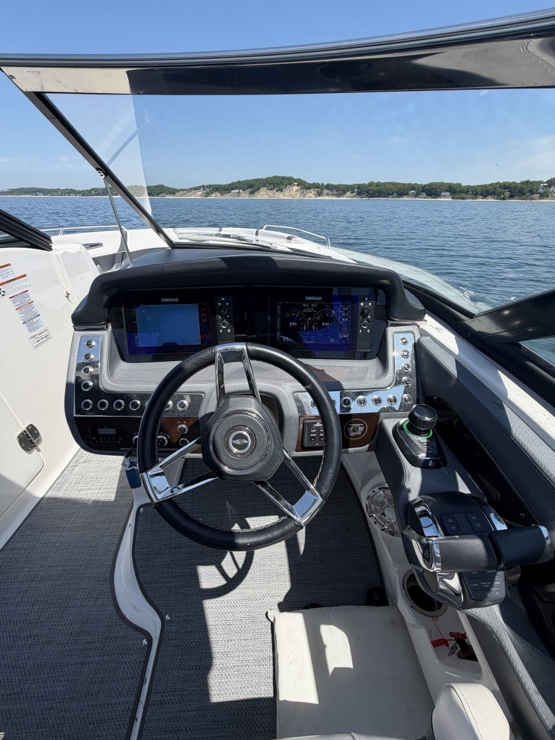 2018 Chaparral 307 - Image 14