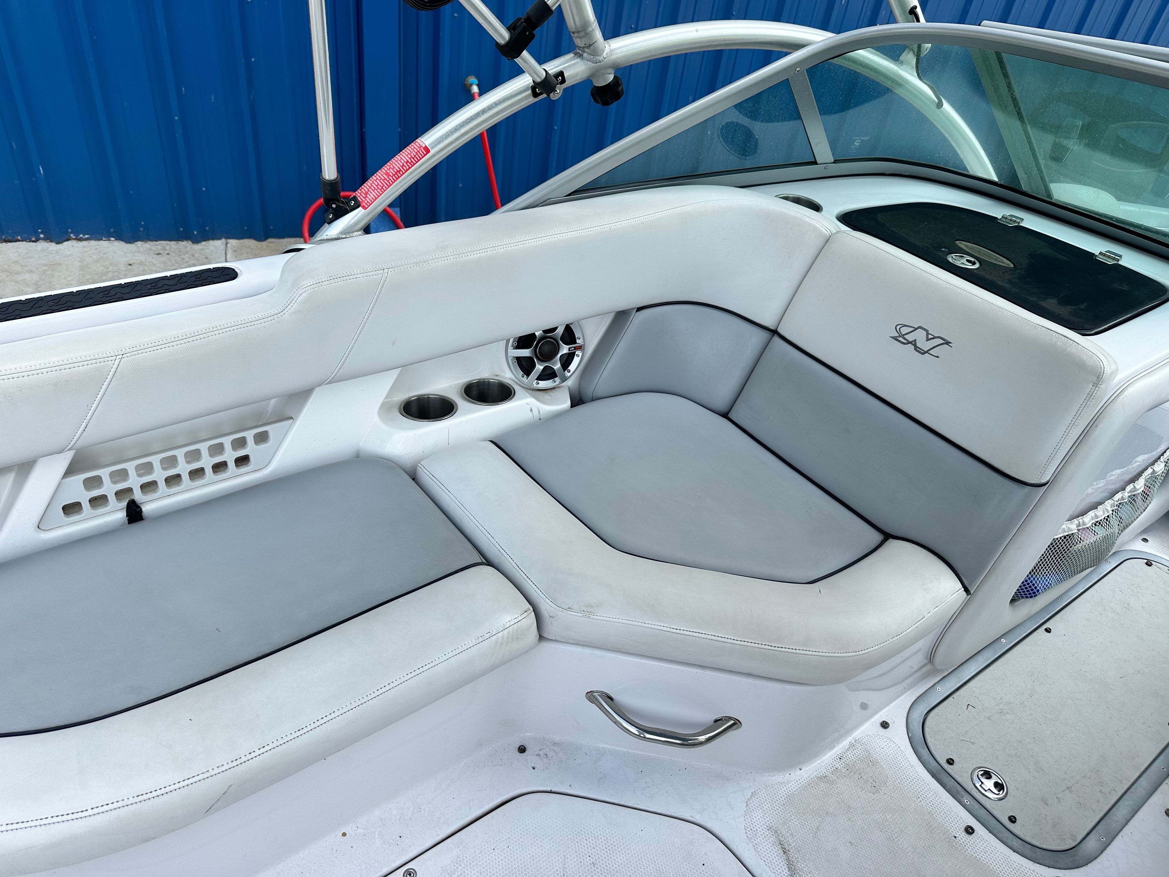 The image shows the interior of a 2007 Nautique SV 211 with white and gray seating.