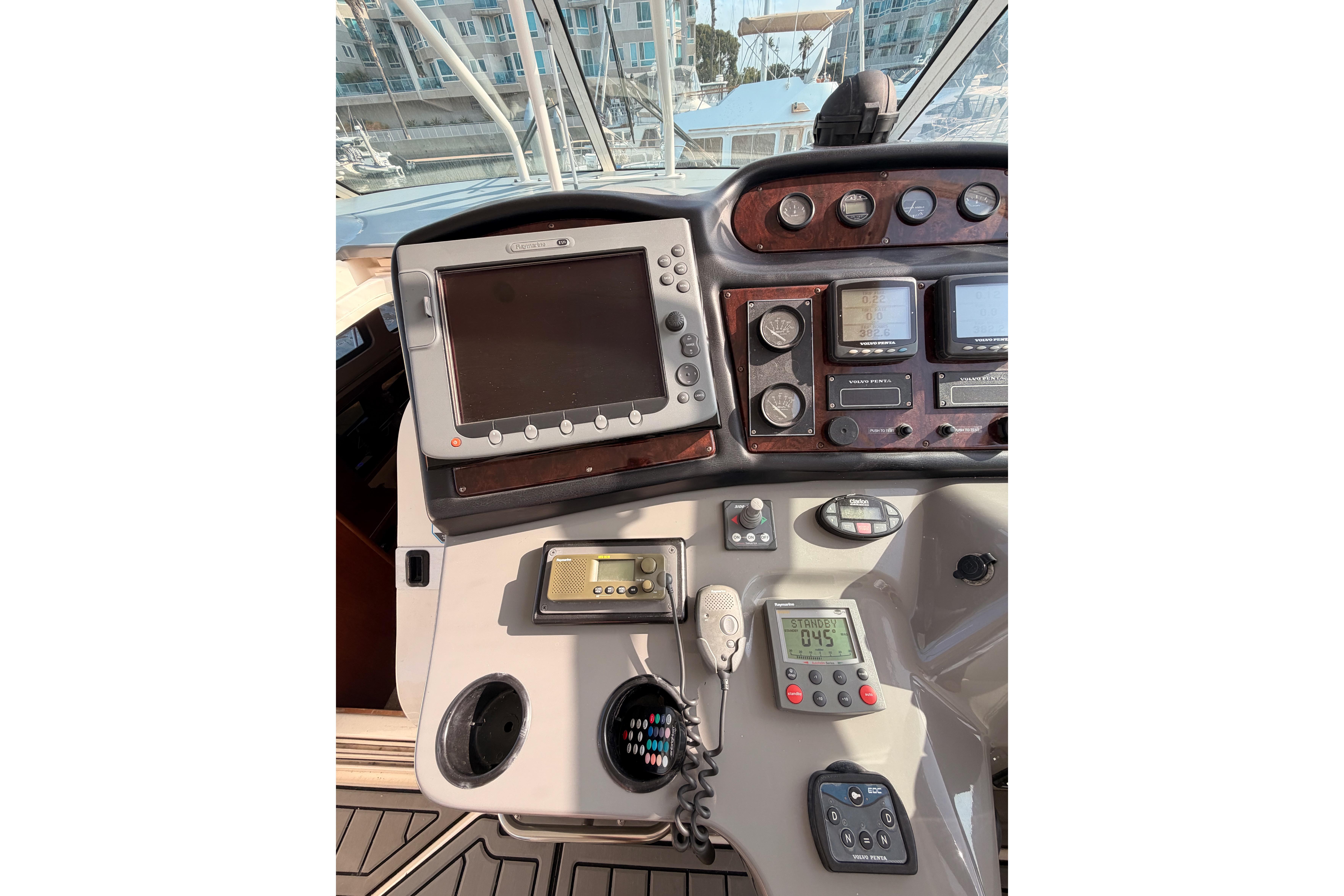 Helm of 2005 Cruisers Yachts 405 Express Motoryacht with navigation equipment.