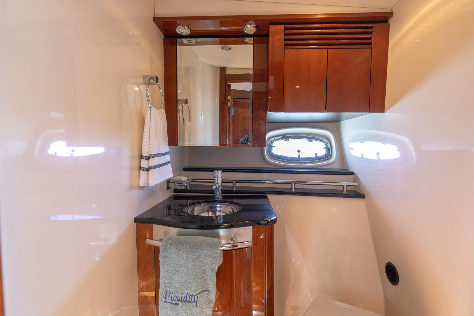 2010 Sea Ray 50 SUNDANCER - Image 16