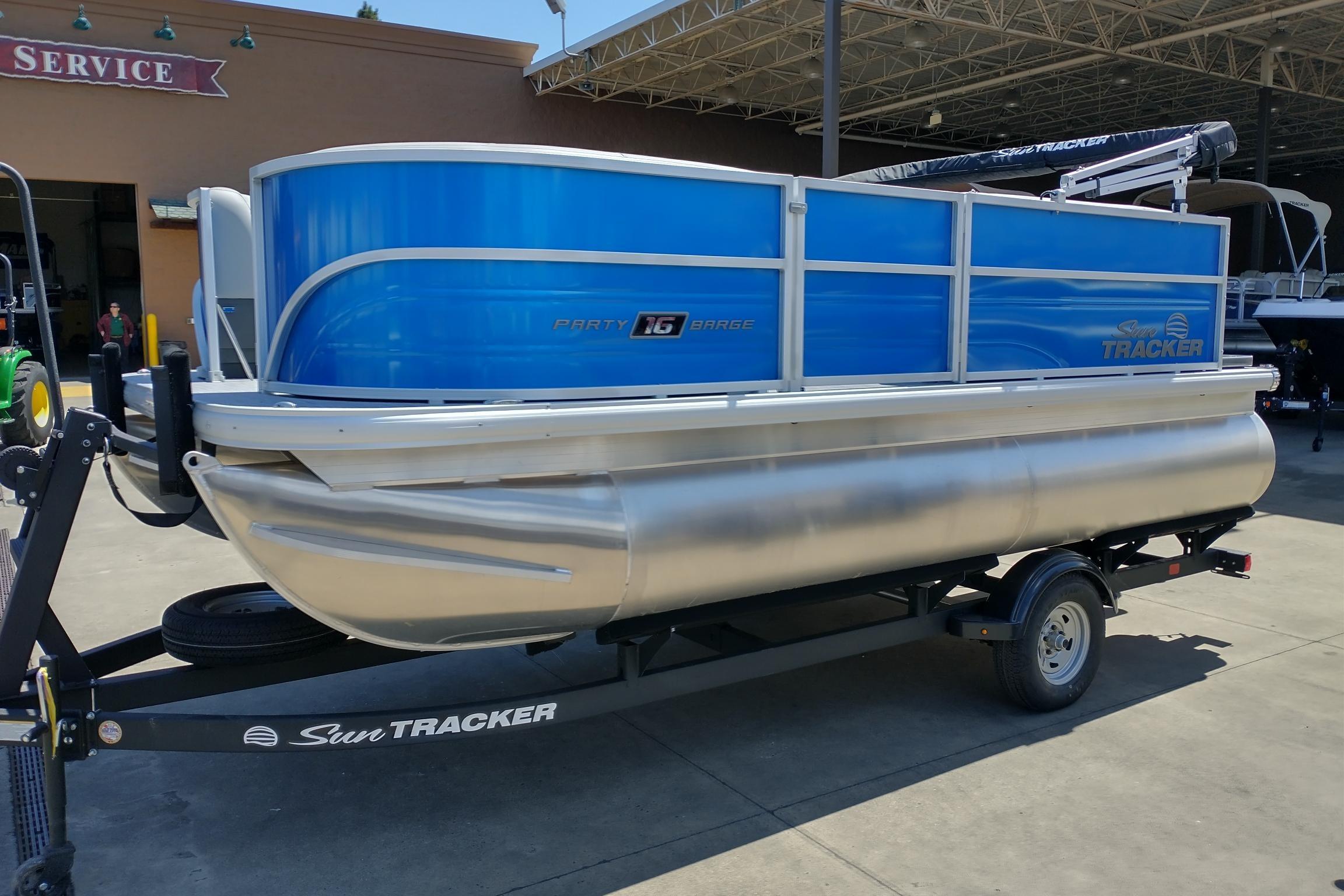 2026 Sun Tracker Party Barge 16 DLX