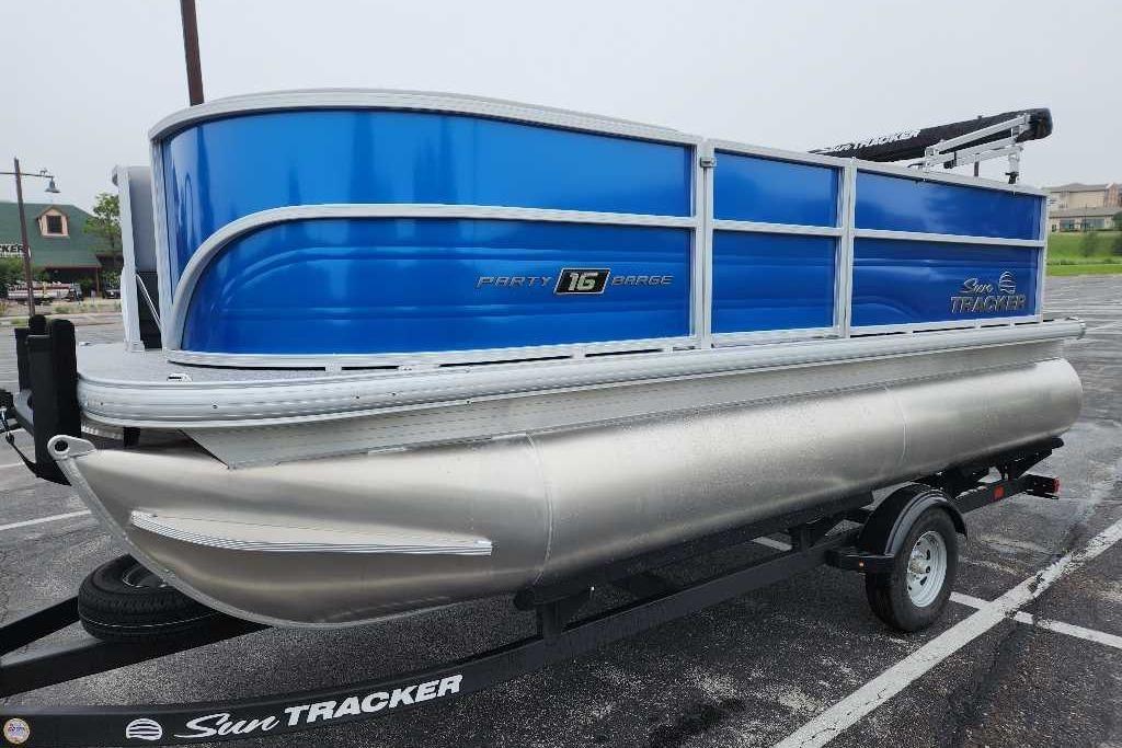 2026 Sun Tracker Party Barge 16 DLX