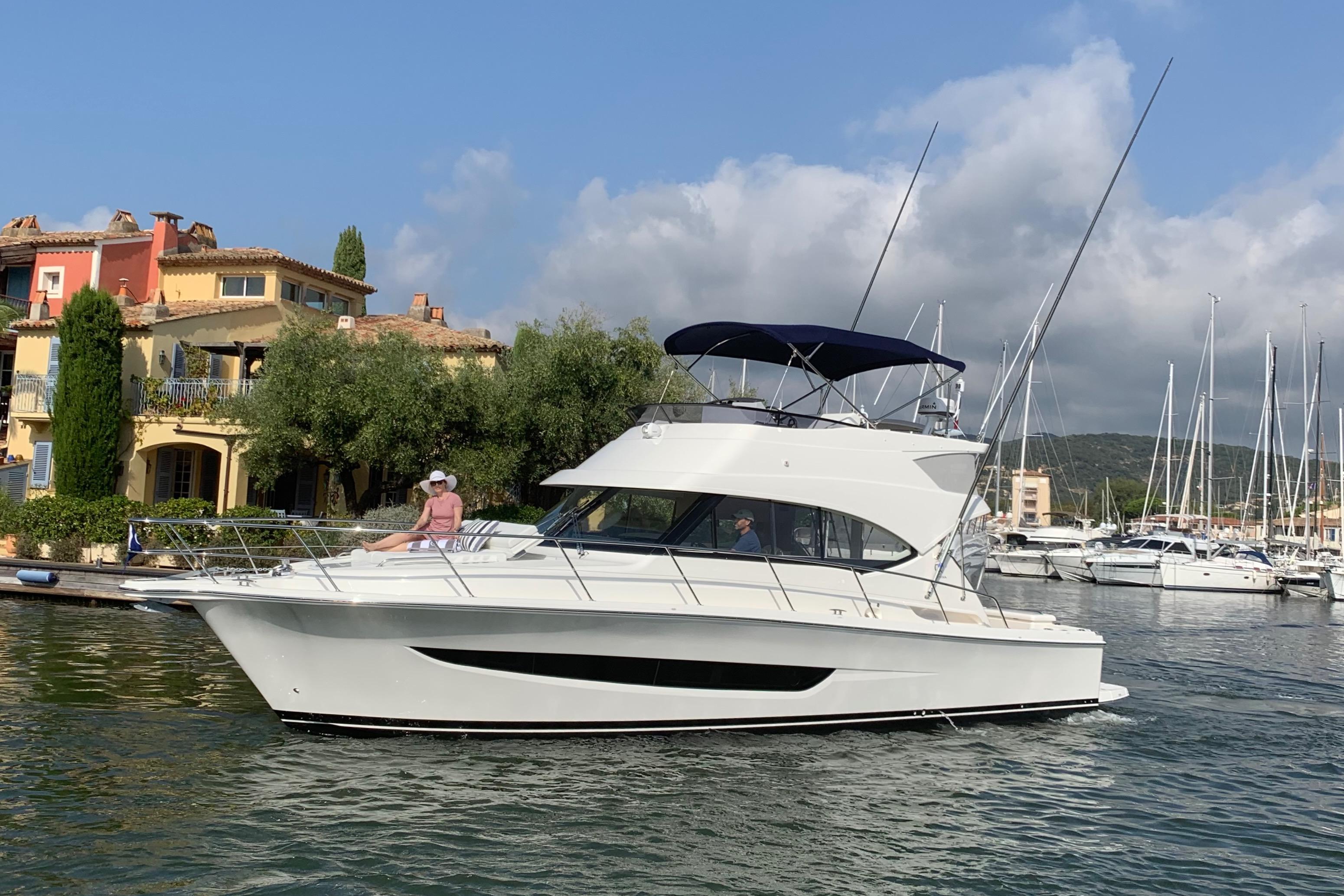 2019 Riviera 39 Sports Motor Yacht