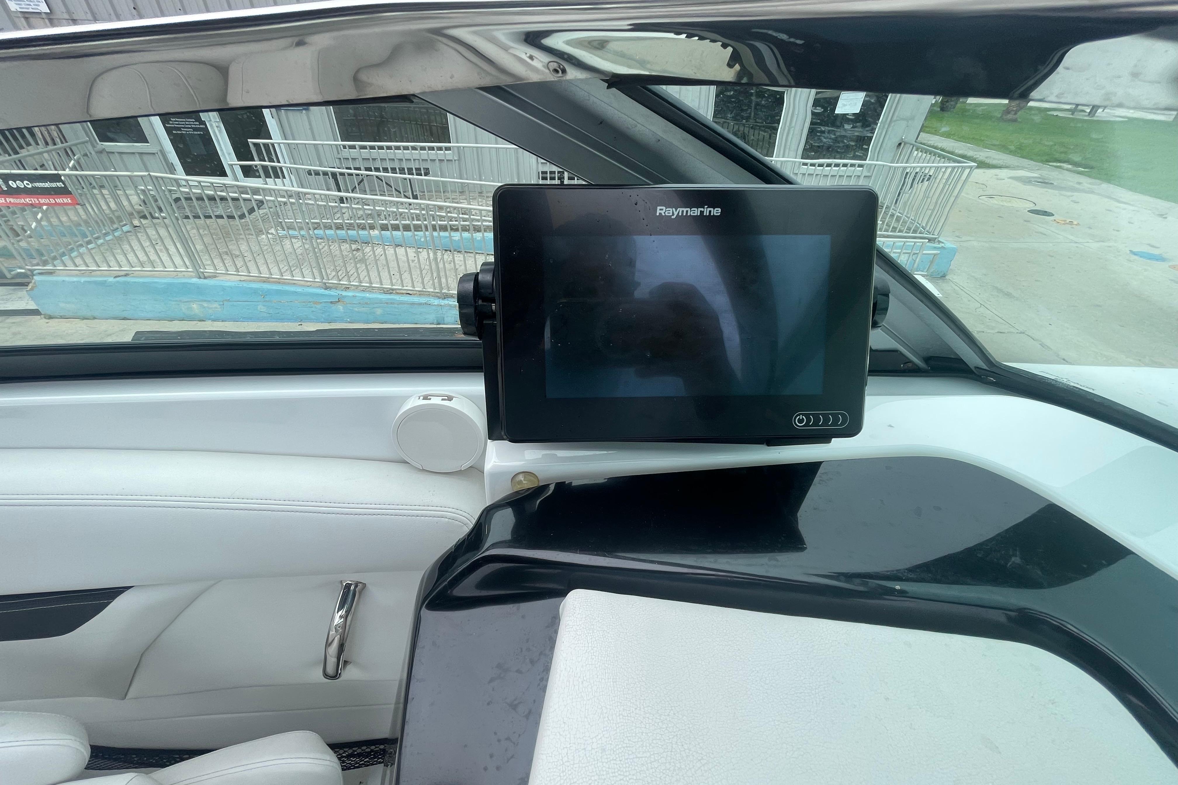 2022 Four Winns HD8 OB boat dashboard with Raymarine display and white seating.