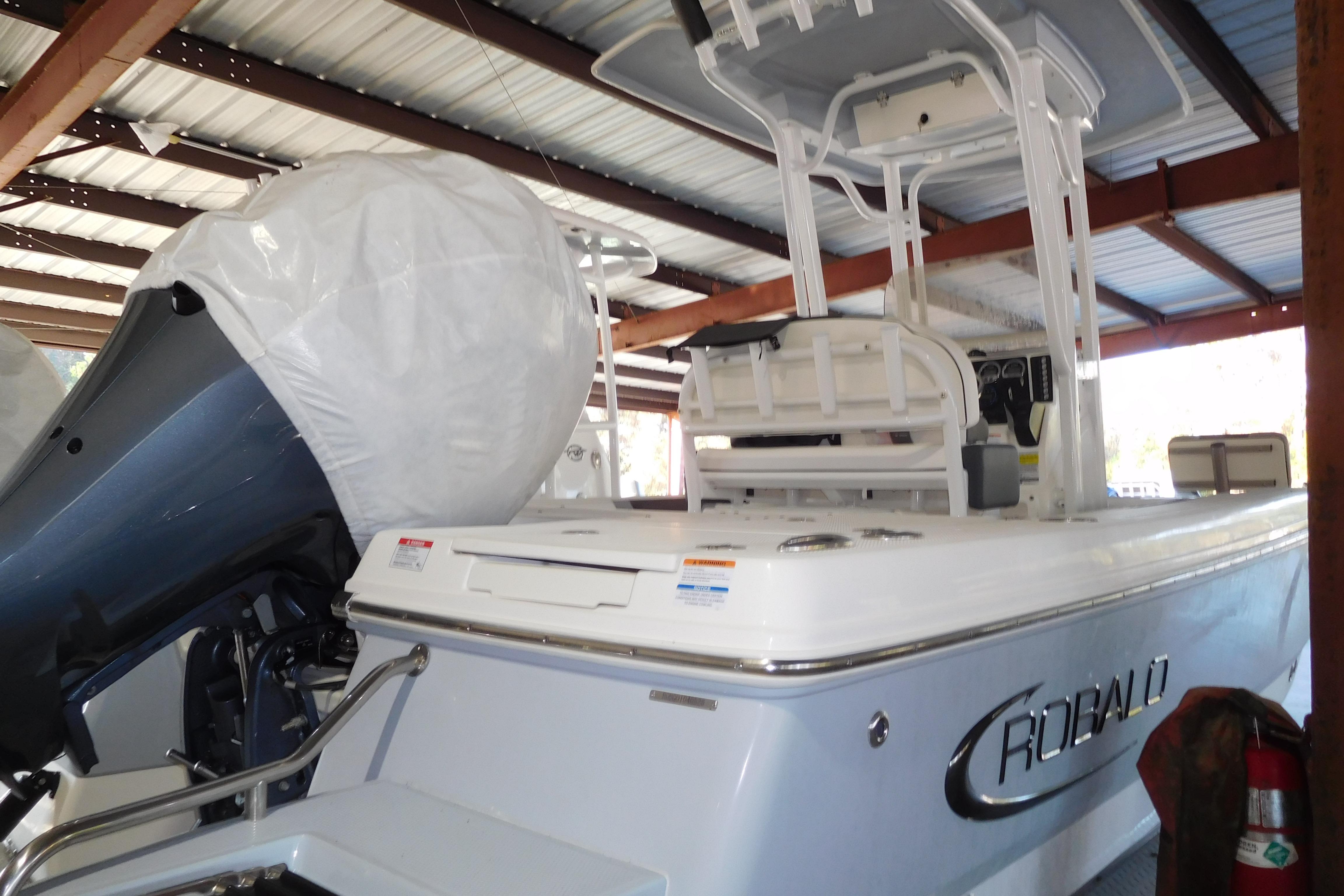 2026 Robalo 226 Cayman