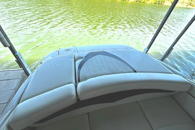 2007 Four Winns 200 Horizon boat on a calm lake, featuring a cushioned deck.