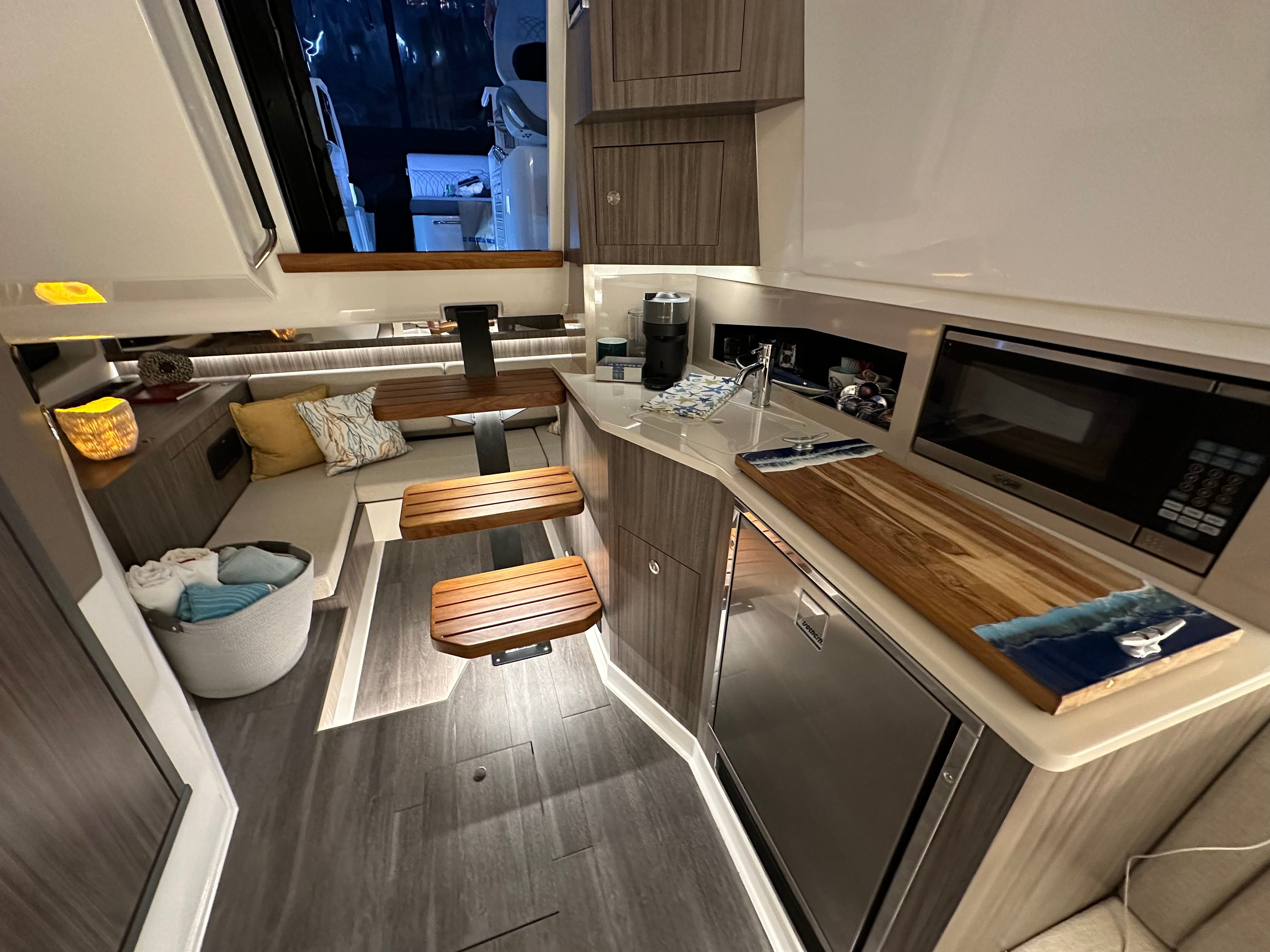 2023 Sea Ray Sundancer 370 Outboard - 7
