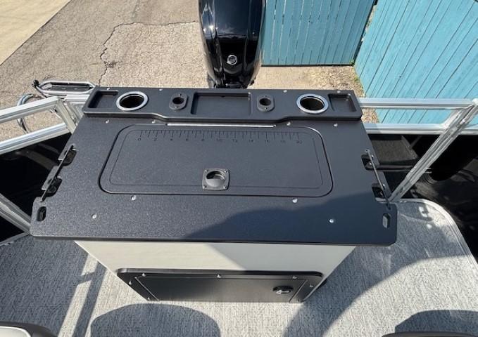 2026 Sun Tracker Fishin' Barge 20 DLX boat console with cup holders and storage.