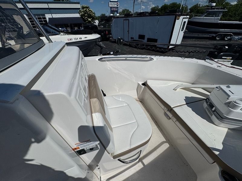 2023 Robalo R180 Center Console - 10