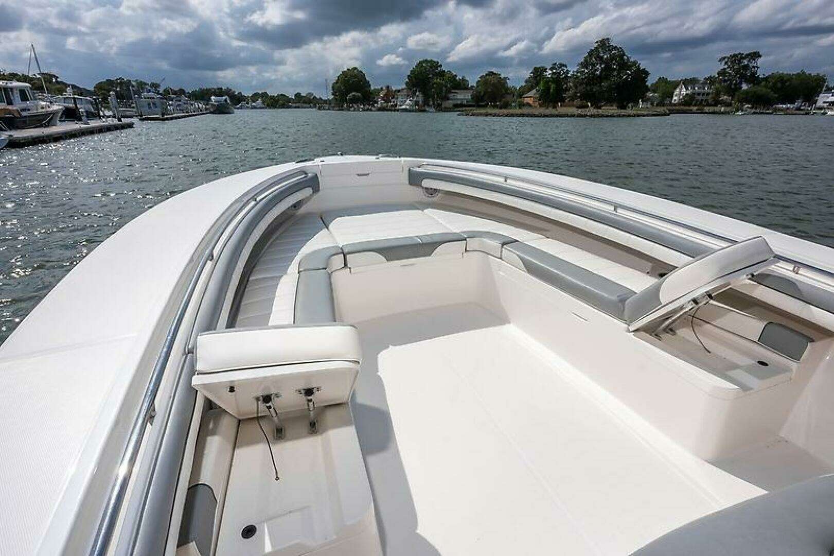 2018 Regulator 34 FS - Image 23