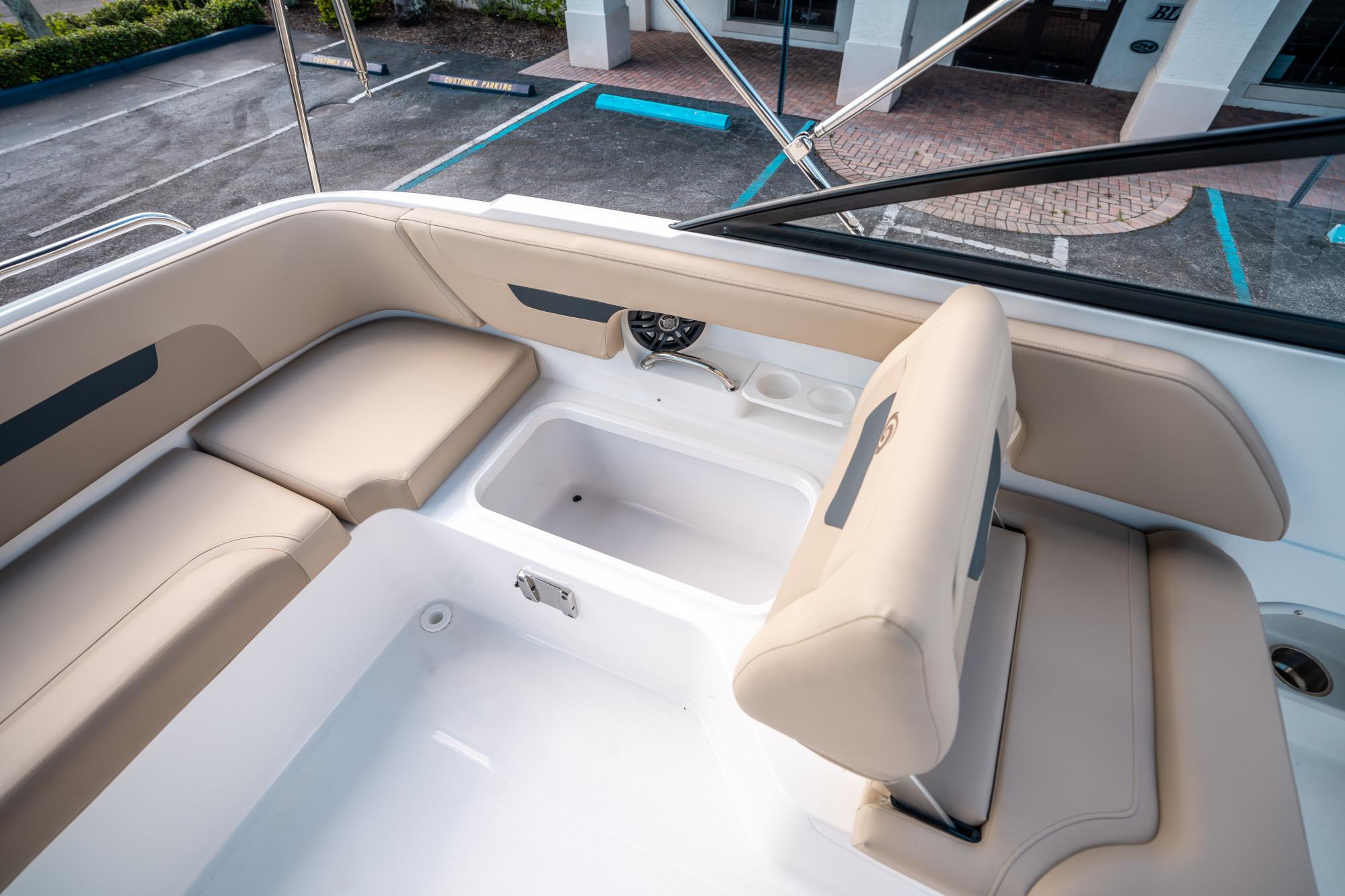 2025 Hurricane SunDeck 235 OB - 15
