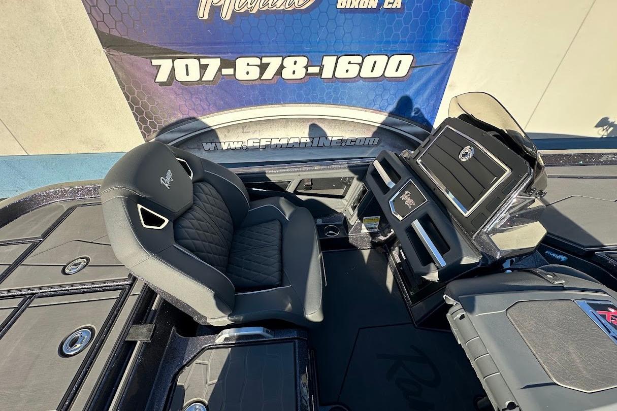 2026 Ranger Z521R Garmin Cup-Equipped boat interior with sleek black seating and advanced dashboard.