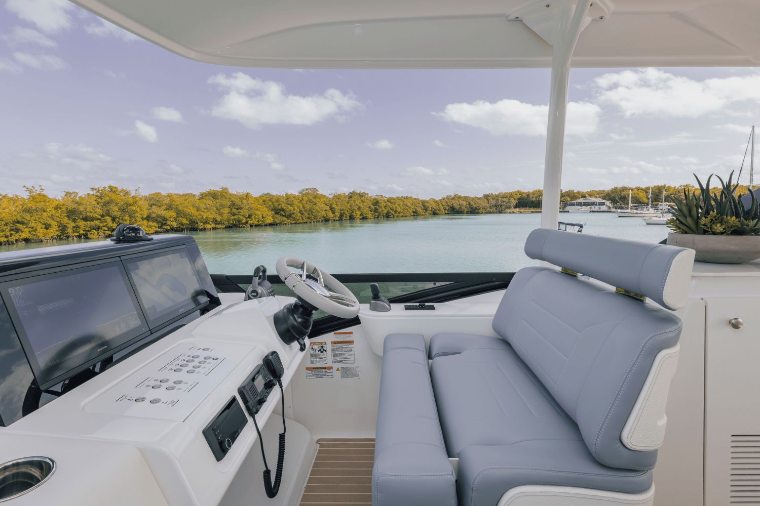 2027 Cruisers Yachts 57 Fly - 50
