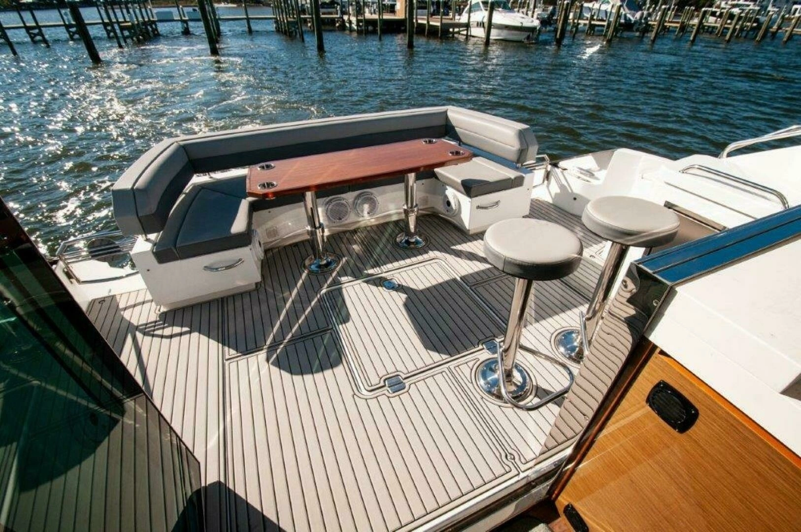 2020 Cruisers Yachts 60 Cantius - Image 38