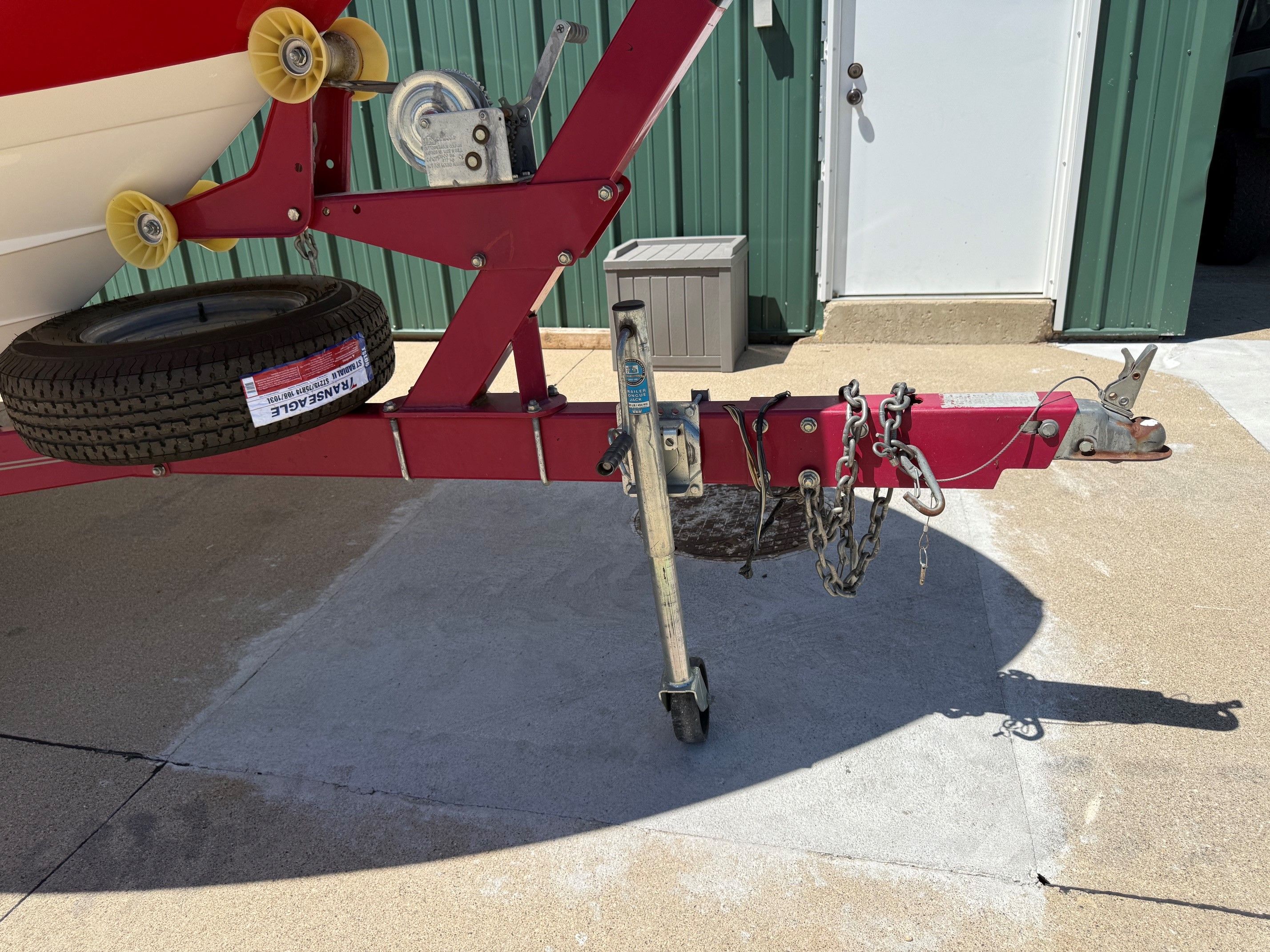 Boat trailer with spare tire and chains, Sea Ray 230 Select, 2007.