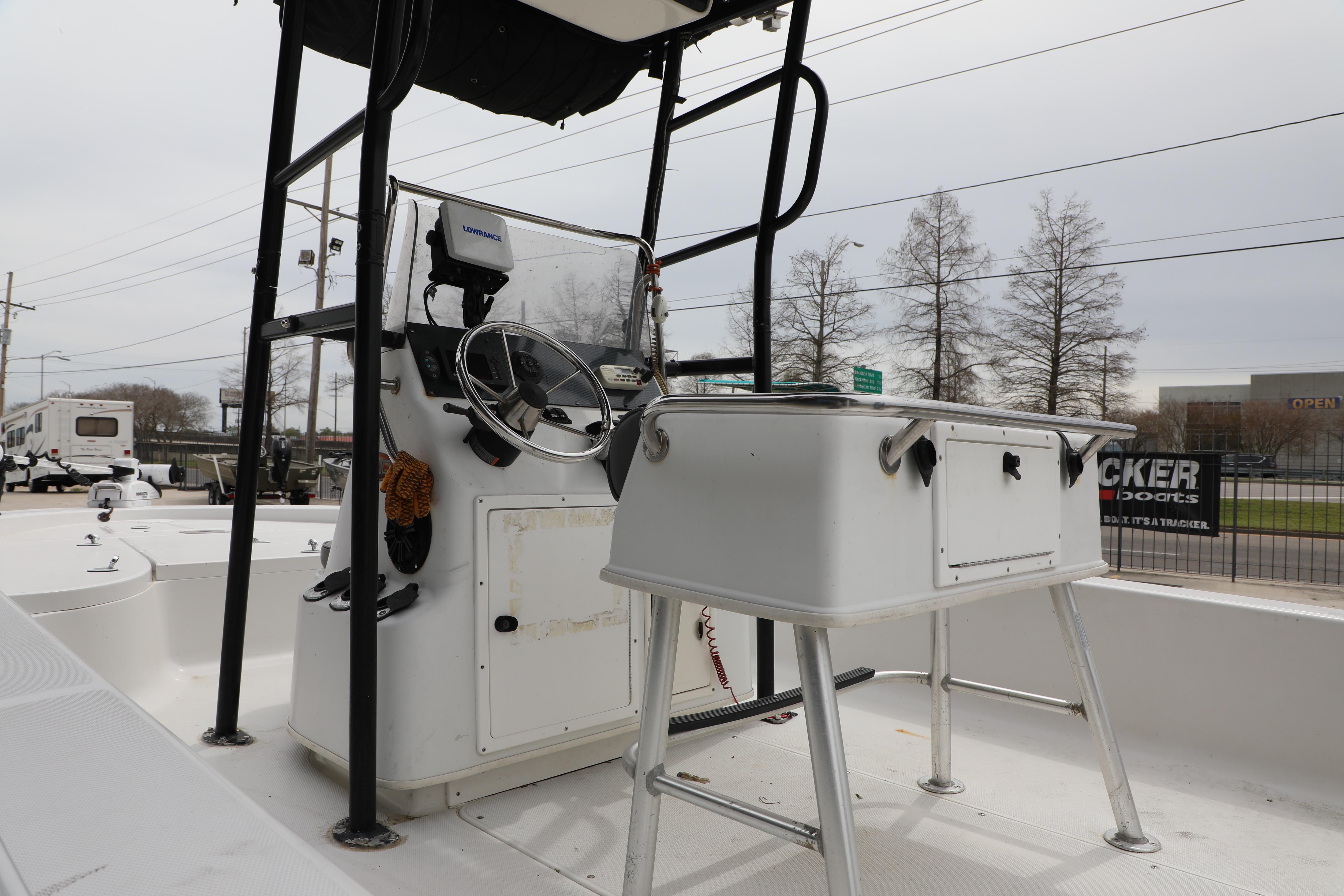 2002 Ranger 2300 Bay Ranger boat interior with steering console and seating.