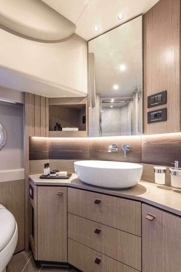 2027 Absolute 53 Navetta - Image 15