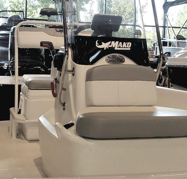 2023 Mako Pro Skiff 17 CC boat interior with seating and console.