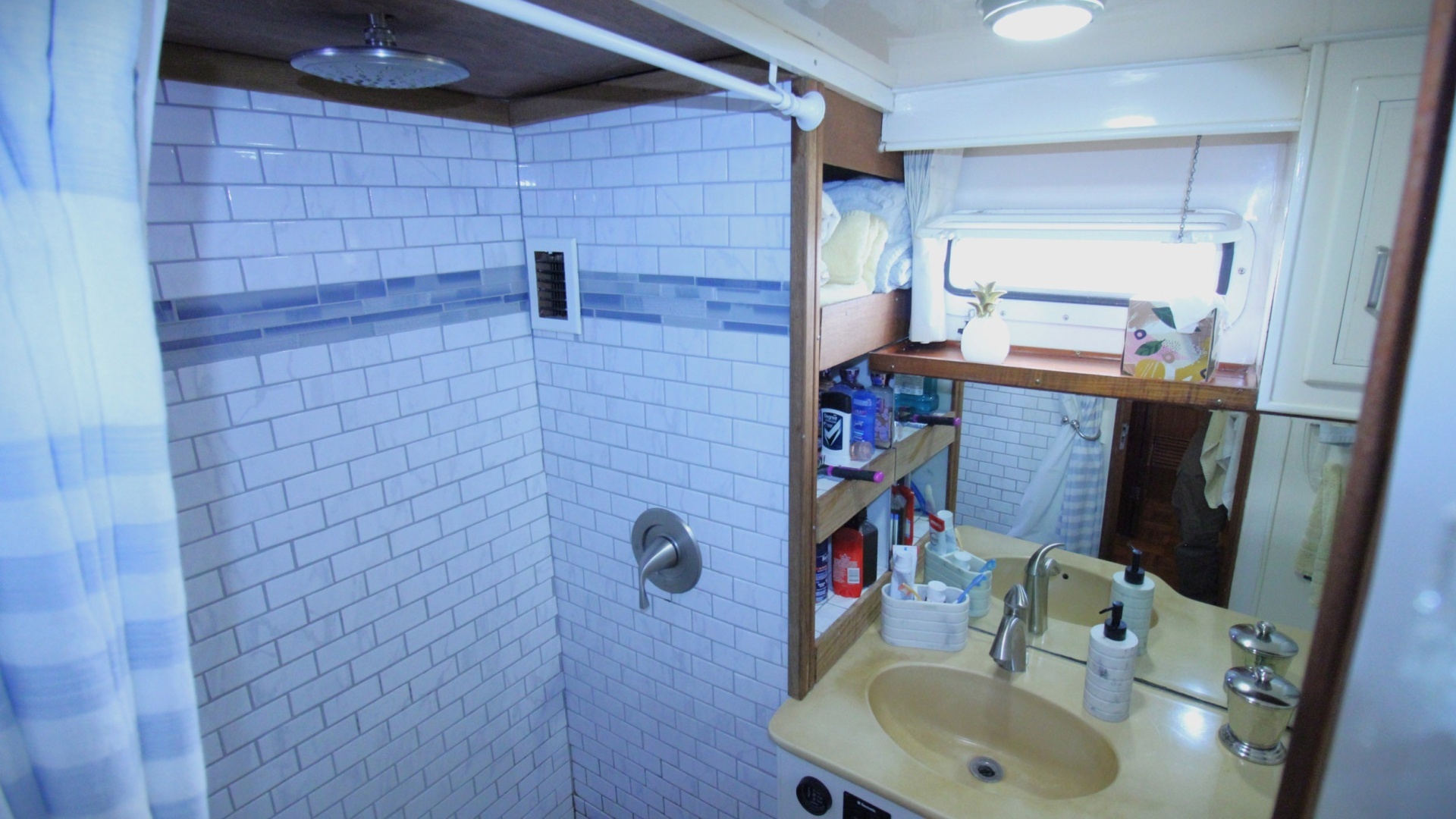 1995 Jefferson 52 Rivanna Cockpit MY - Image 16
