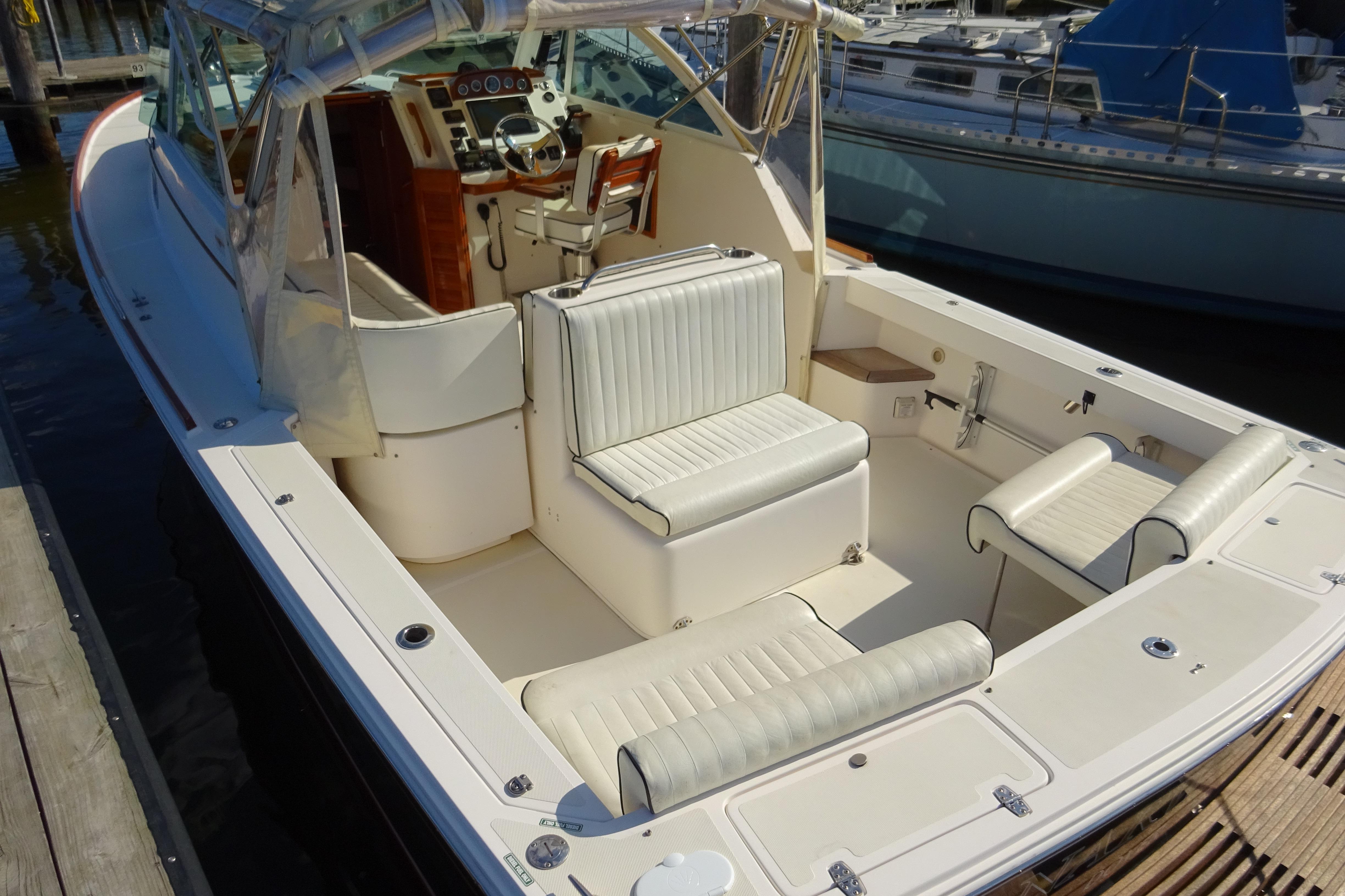 2007 Hunt Yachts Surfhunter 29 with white seating and wooden dashboard, docked at marina.