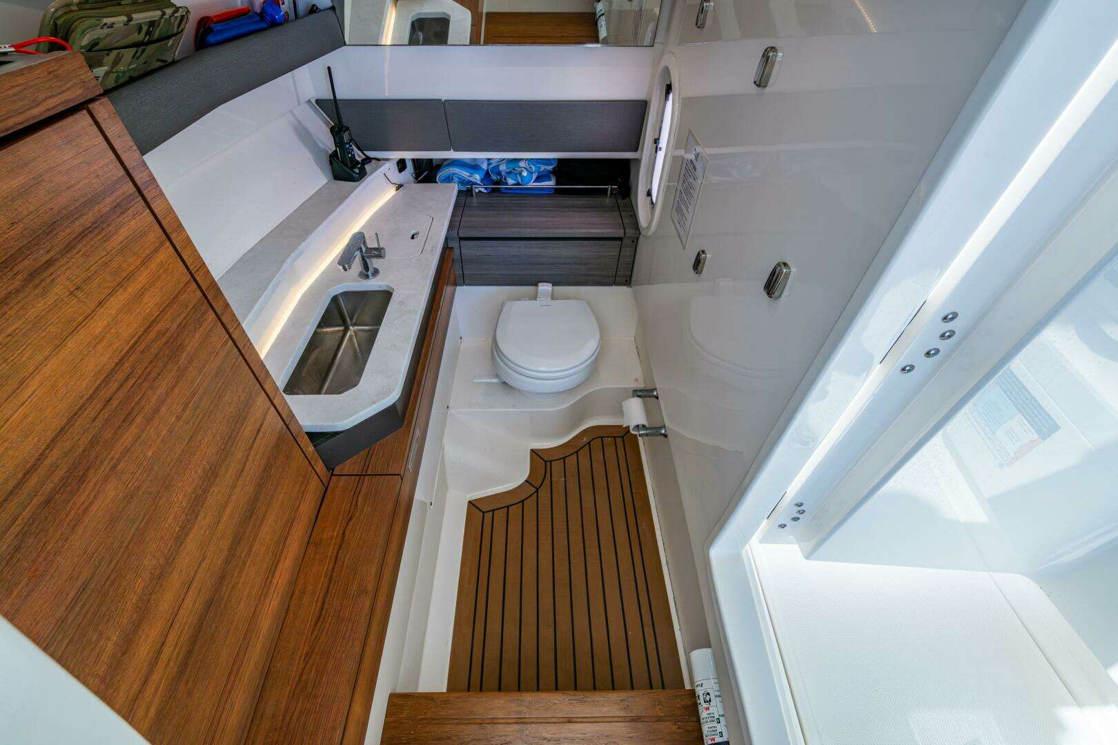 2021 Tiara Yachts 34 LX - Image 20