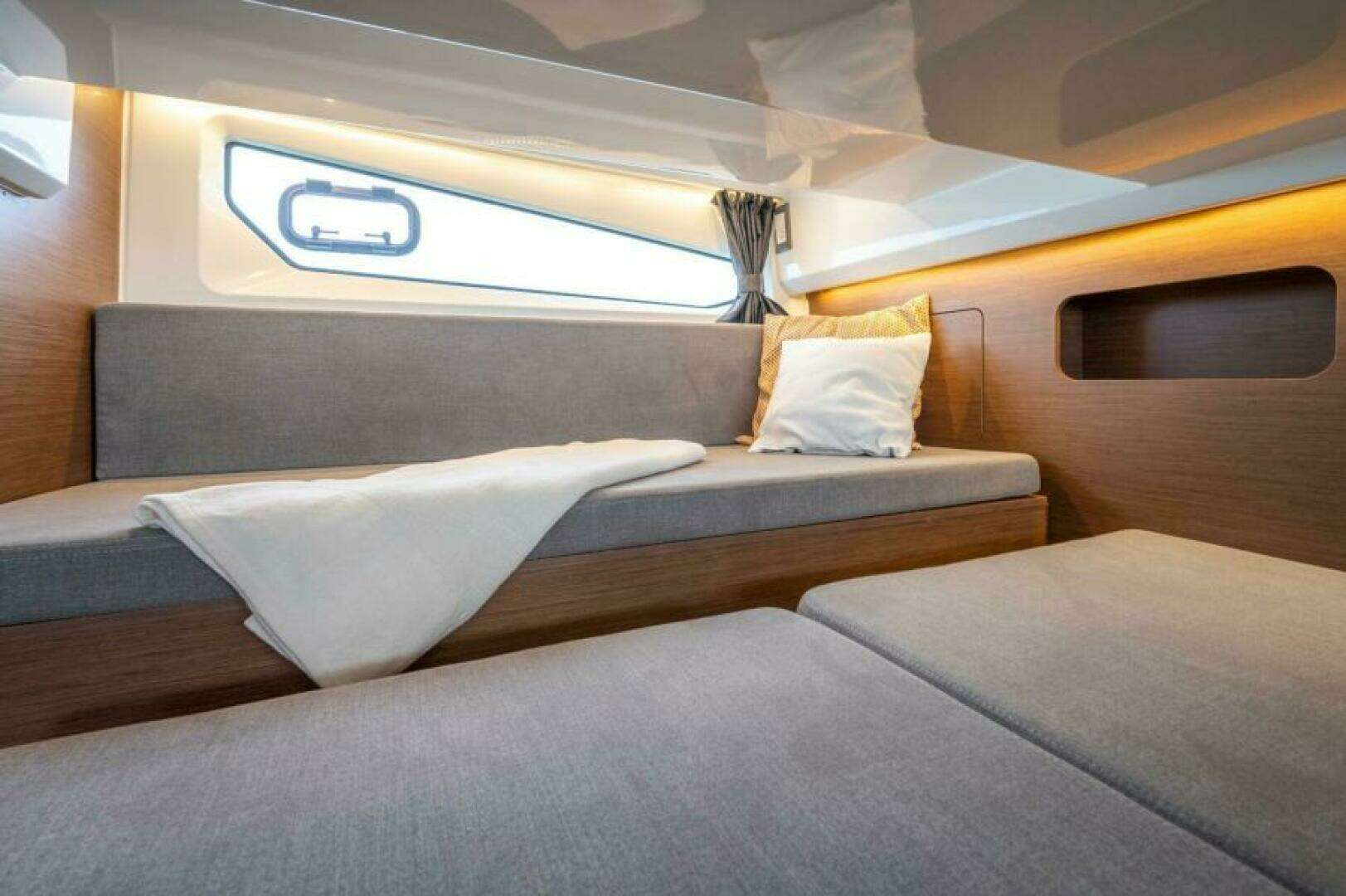 2026 Beneteau Antares 11 Fly - Image 23