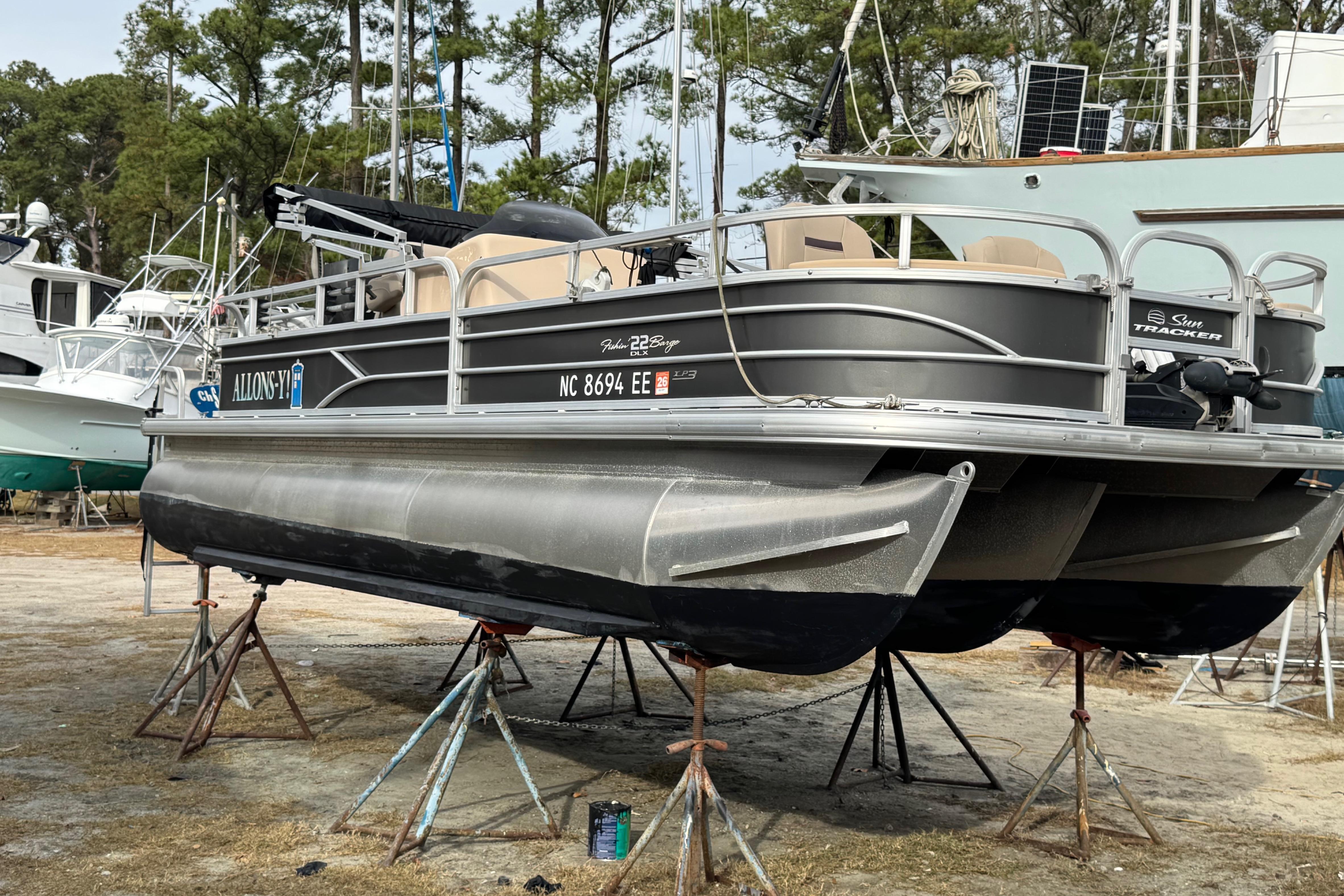 2017 Sun Tracker Party Barge 22 Tritoon