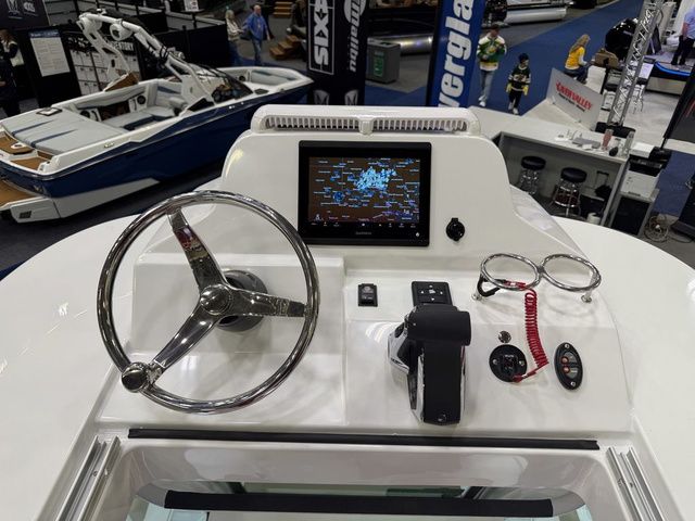 2026 Everglades 253 Center Console - 33