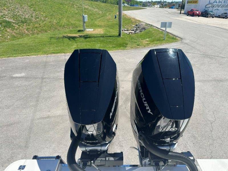2026 Robalo R300 Center Console - 26