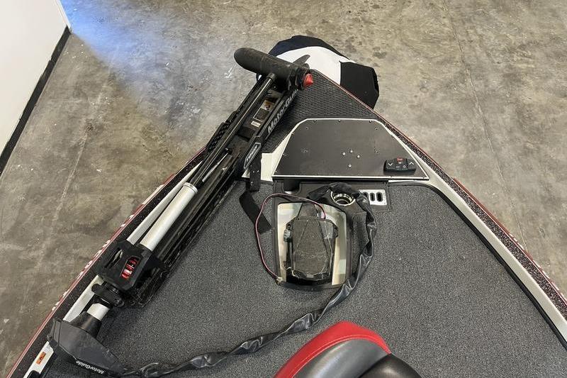 2022 Ranger Z520R boat deck with trolling motor and control panel.