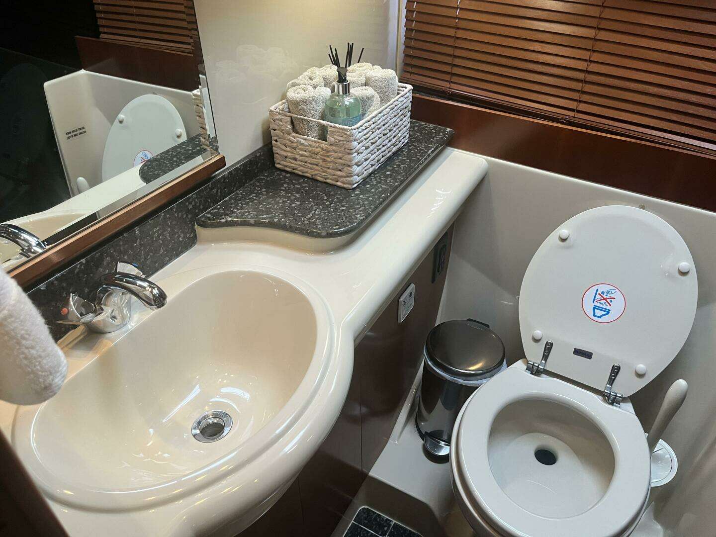 2008 Cruisers Yachts 390 Sport Coupe - Image 40