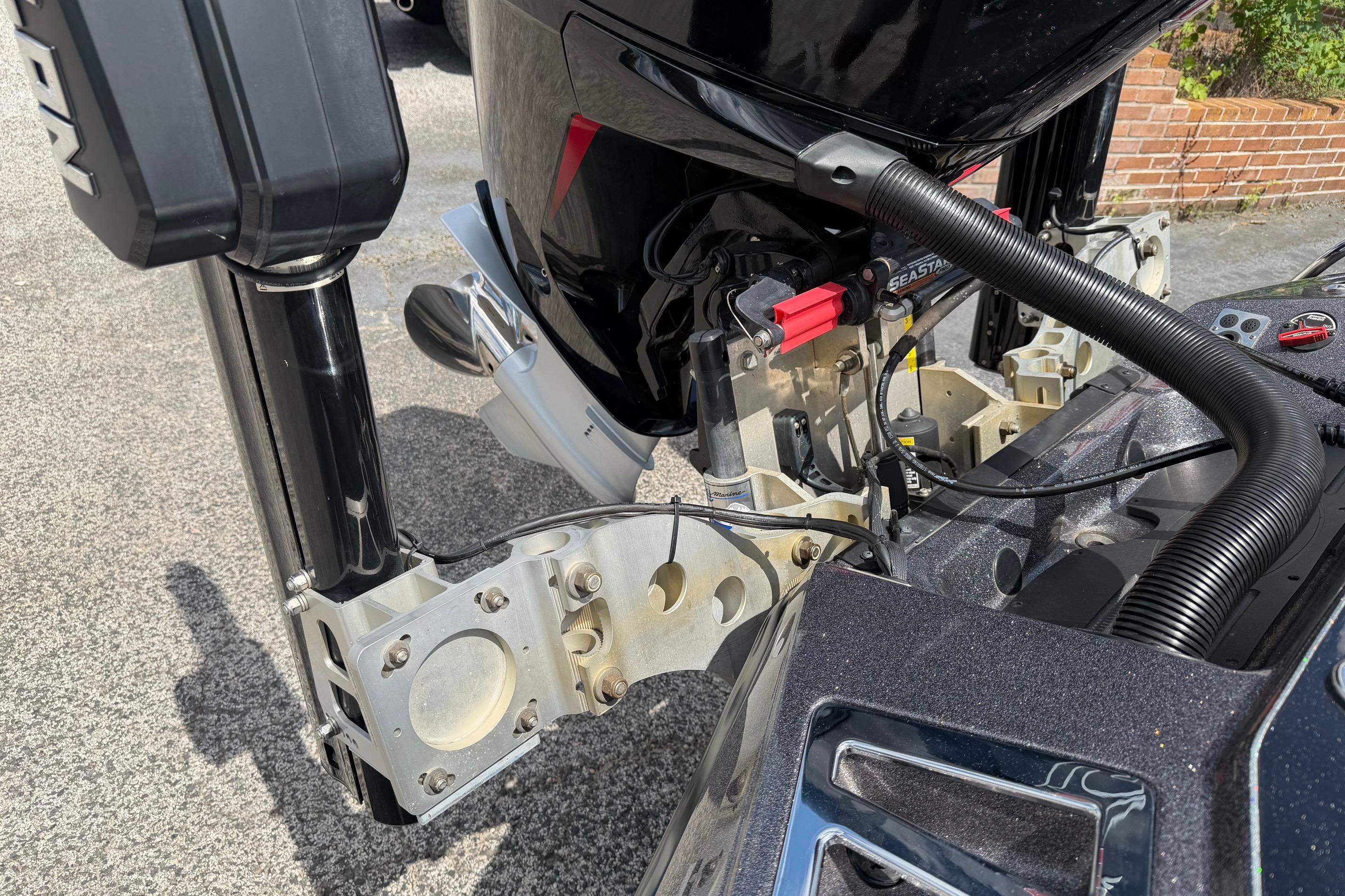 2020 Ranger Z520L boat engine and mounting components, featuring hydraulic and electrical connections.