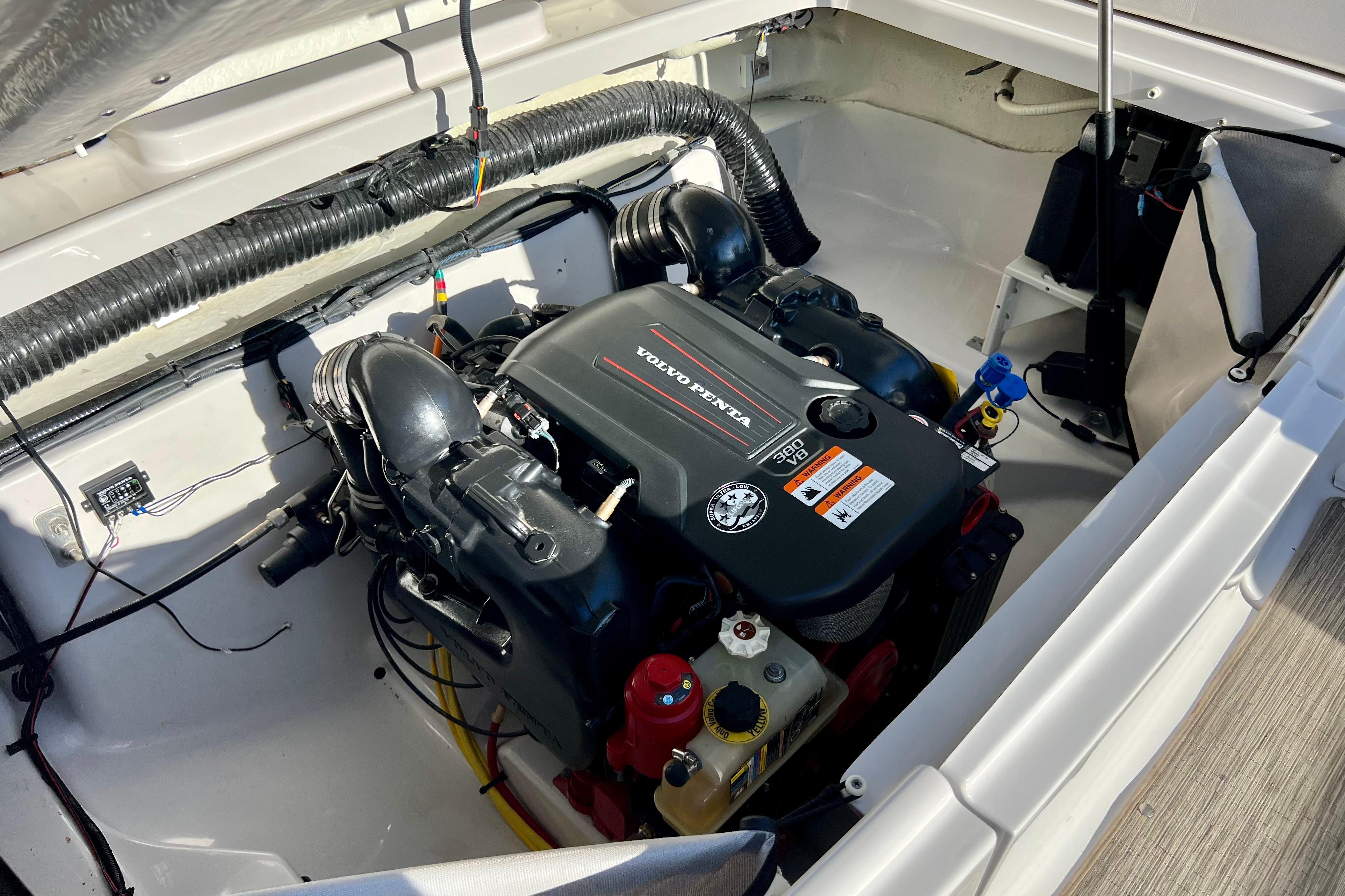 2019 Four Winns Horizon H290 engine compartment with Volvo Penta engine.
