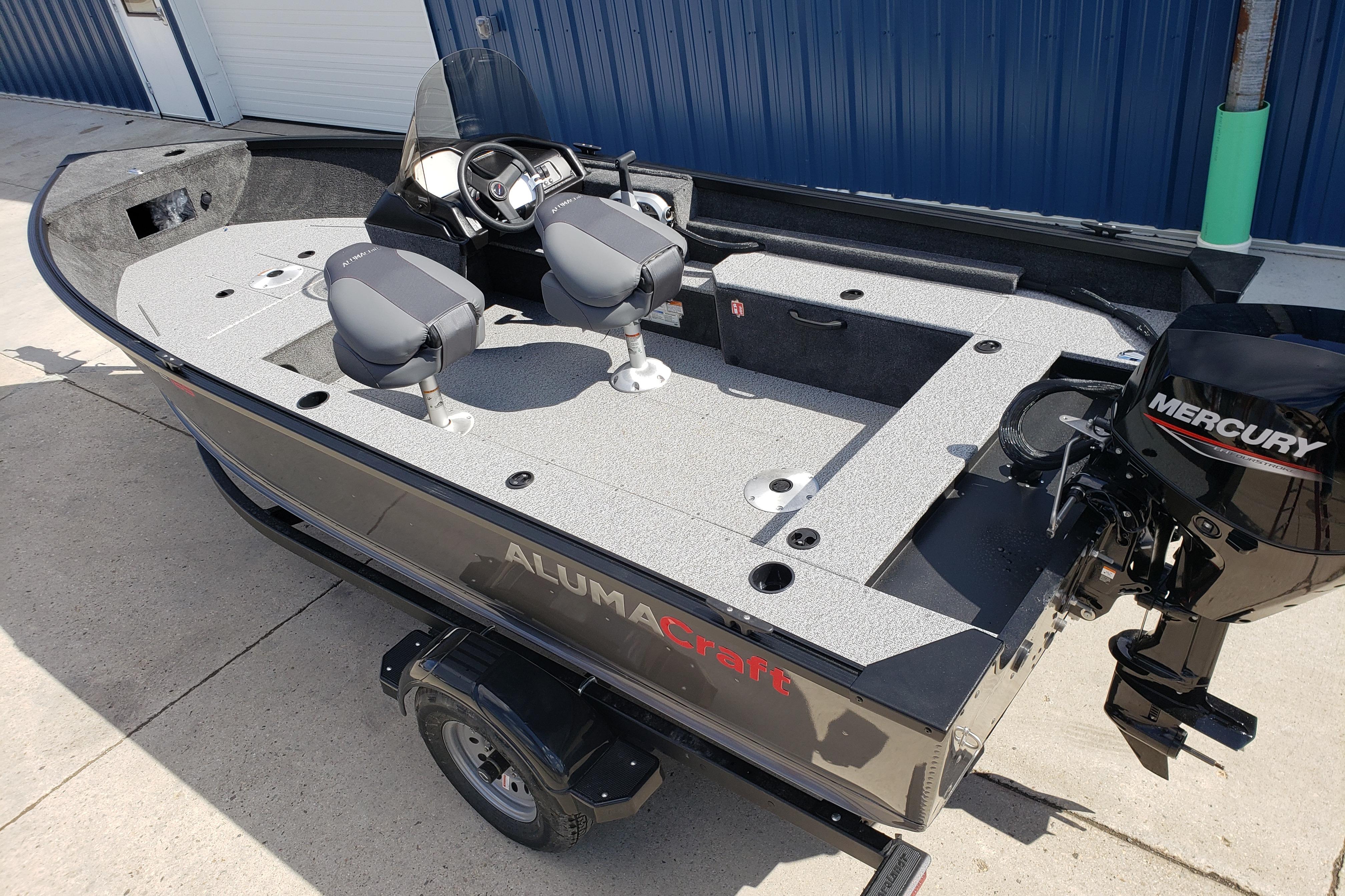 2026 Alumacraft Escape 165 CS fishing boat with Mercury engine, featuring dual seats and sleek design.