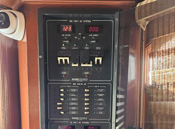 1995 Hatteras 39 Convertible - 18