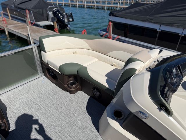 2026 Tahoe 2185 LTZ Quad Lounger - 12