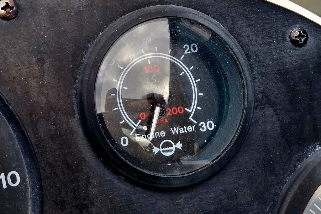Gauge on 1996 Champion 181 SX dashboard displaying engine water pressure.