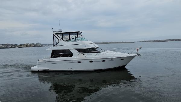 2000 Carver 450 Voyager Pilothouse yacht cruising on calm waters.