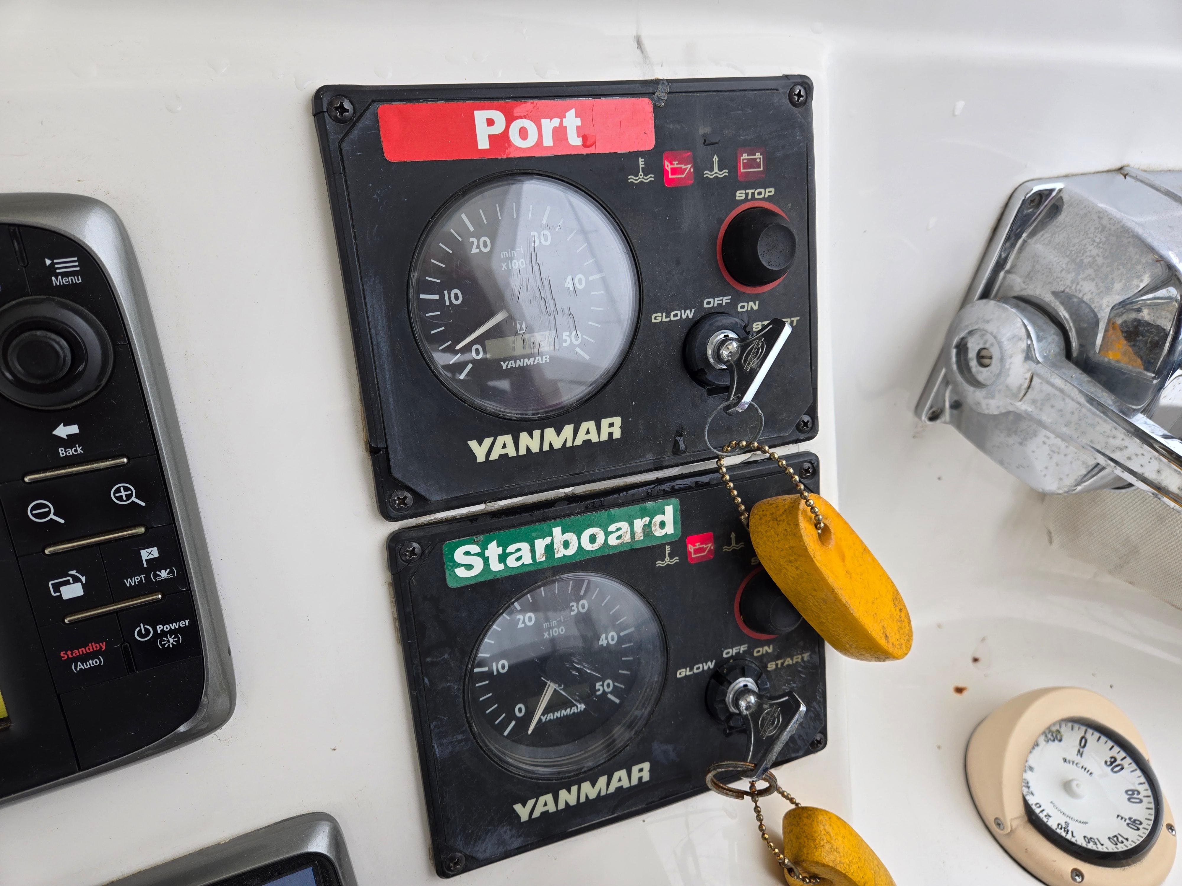 2013 Gemini Legacy 35 engine controls at helm