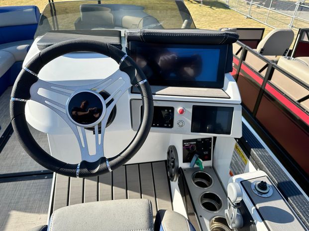 Interior view of Montara 25' SURF BOSS 2.0 boat, 2023 model.