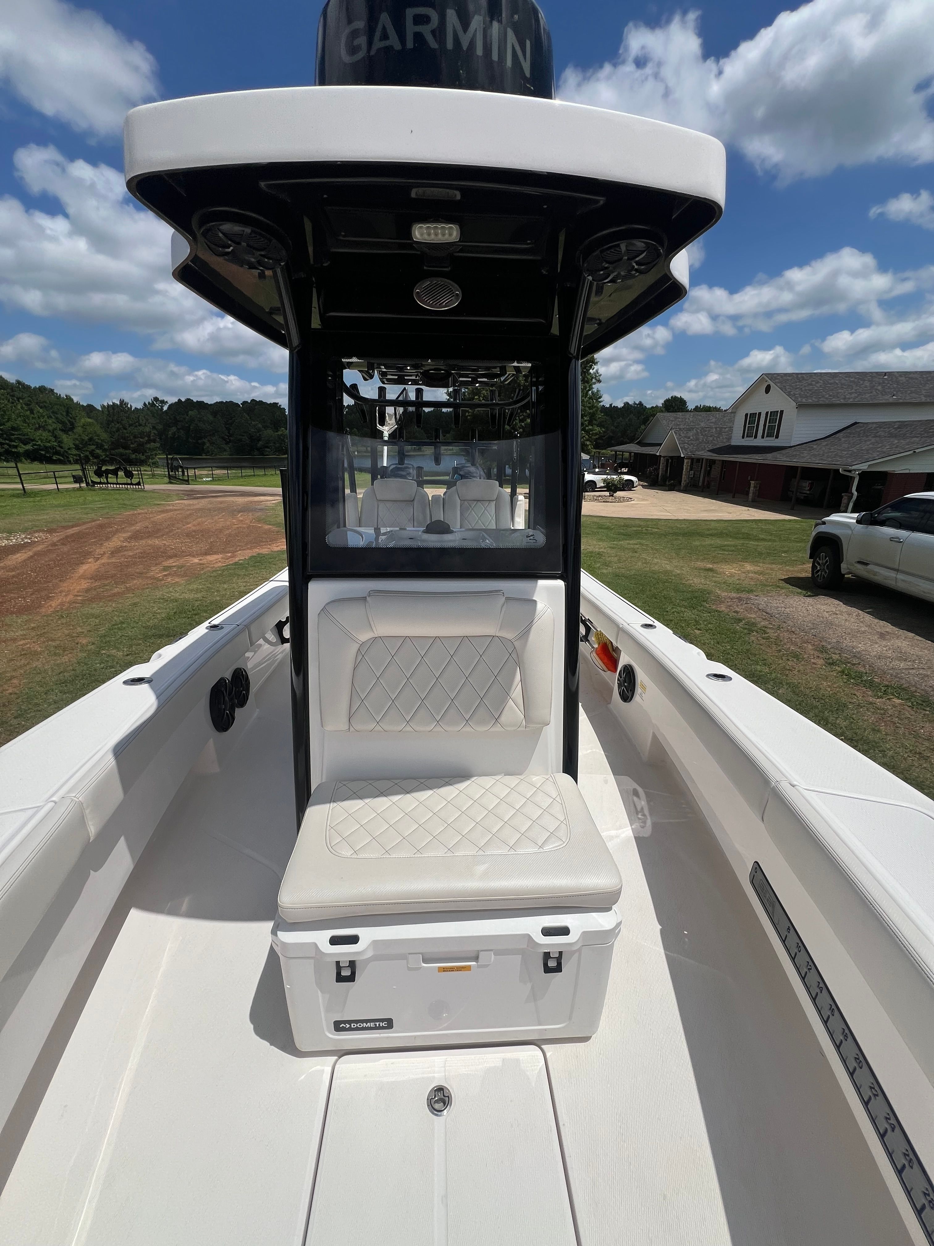 The image shows the cockpit of a 2023 Blue Wave 2800 Makaira boat with white seating.