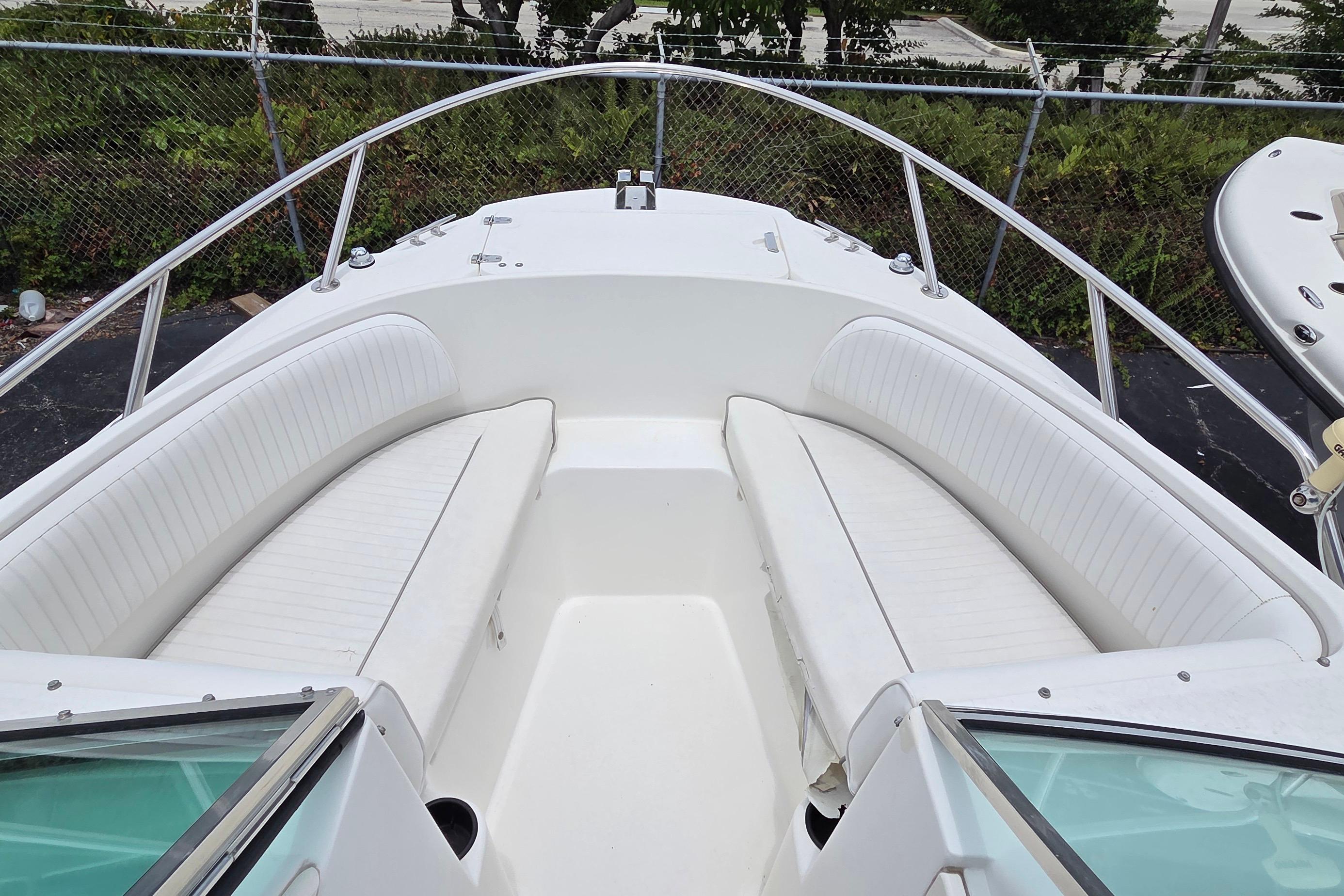 Boston Whaler 21 Ventura 2000 boat interior with white seating and open bow design.